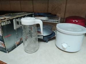 lot 92 image: Assorted kitchenware