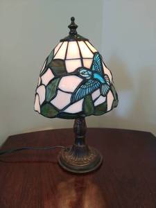 lot 95 image: Stained glass Hummingbird table lamp