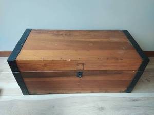 lot 105 image: Small wood chest