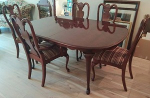 lot 193 image: American Drew Dinner Table With 5 Chairs And Two Leafs