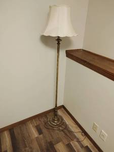 lot 202 image: Vintage Floor Lamp