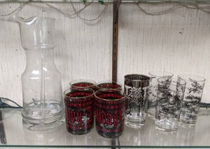 lot 294 image: Collection of 9 Glass Barware Items Etched Cocktail Pitcher, 4 Holiday Glasses, 4 Pint Glasses