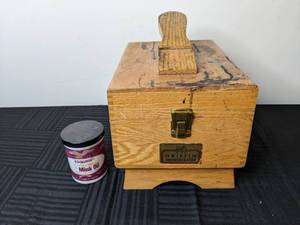 lot 110 image: Griffin Shinemaster Shoe Shine Box with Contents