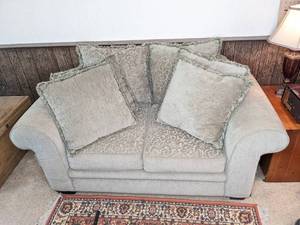 lot 212 image: Loveseat Perfect for those Just Starting Out