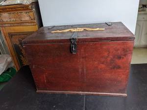 lot 88 image: Vintage Wood Storage Trunk