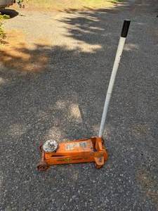 lot 197 image: Vintage Indy 5 Floor Jack