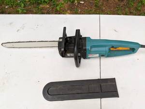 lot 173 image: Makita 16 Chain Saw
