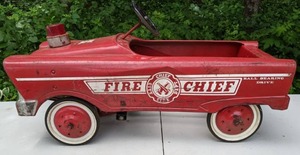 lot 25 image: Vintage Fire Chief Toy Pedal Car