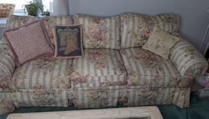 lot 82 image: Vintage Floral Design 3-Cushion Sofa