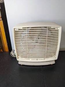 lot 81 image: Vintage General Electric Retro Table Desk Box Fan