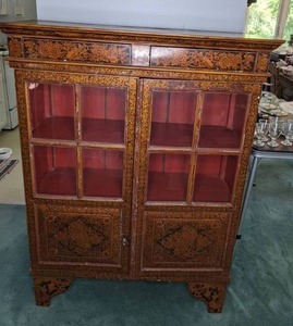 lot 60 image: Vintage Floral Pattern Wood China Cabinet