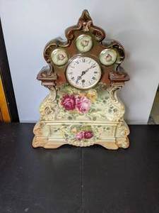 lot 52 image: Vintage Decorative Floral Mantel Clock