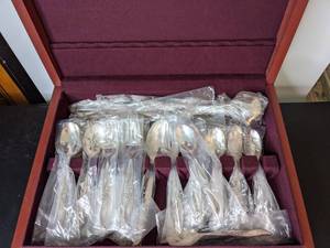 lot 54 image: Vintage Meriden Supreme Silver Plated Flatware with Wood Case