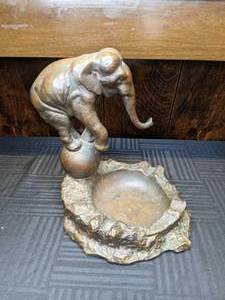 lot 286 image: Vintage Elephant on a Ball Centerpiece
