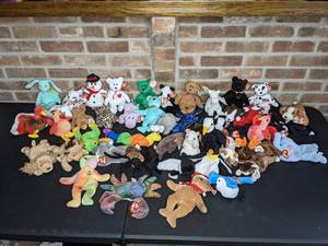 lot 233 image: Ty Beanie Baby Collection (40 Animals)