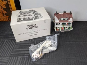 lot 428 image: RETIRED Department 56 Heritage Village Collection Captains Cottage New England Village Series