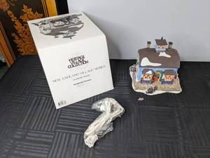 lot 435 image: RETIRED Department 56 Heritage Village Collection Chowder House New England Village Series