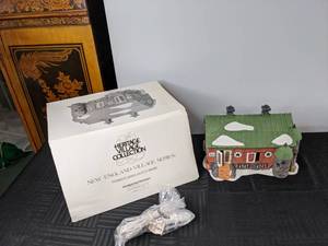 lot 426 image: RETIRED Department 56 Heritage Village Collection Pennsylvania Dutch Barn New England Village Series