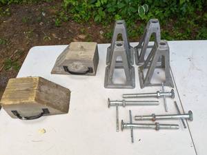 lot 460 image: Set of 4 Aluminum Stack Jacks and 2 Wheel Stops