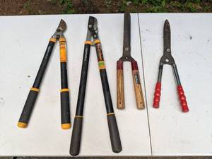 lot 383 image: Gardening Hand Tool Lot 2 Fiskars Loppers, 2 Hedge Trimmers (True Temper and Sears)