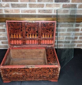 lot 249 image: Vintage Wooden Lacquerware-like Chest with Large Glass Panel for Coffee Table