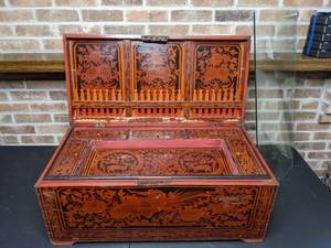lot 250 image: Vintage Lacquerware-Style Chest with Glass Top Panel