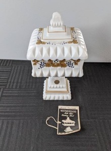 lot 496 image: Vintage Westmoreland Milk Glass Wedding Bowl