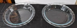 lot 552 image: Pair of Pretty Pyrex Pie Plates