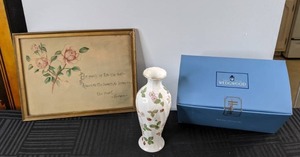 lot 483 image: Wedgwood Vase Wild Strawberry and Watercolor