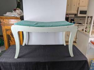 lot 489 image: White and Green Bench- Perfect for your Foyer