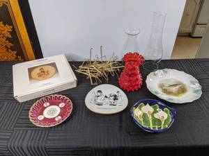lot 478 image: An Assortment of Decorative Plates, Lamp Chimney, and Plate Hangers