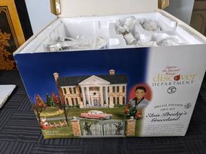 lot 467 image: Dept. 56 Special Edition Gift Set Elvis Presleys Graceland