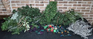 lot 537 image: Christmas Greenery and Lights