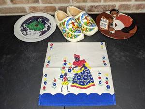 lot 530 image: Interesting International and Americana Decorations