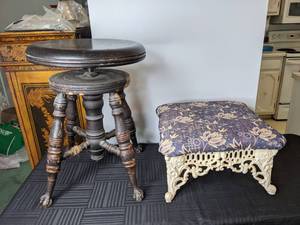lot 578 image: Vintage Set of 2 Small Stools Decorative Floral Footstool and Wood Claw Foot