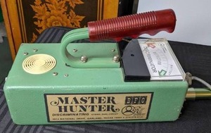 lot 565 image: Vintage Metal Detector Master Hunter Discriminating Hybrid Dual Circuit