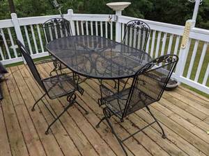 lot 21 image: Fun 5-Piece Wrought Iron Patio Set Table and 4 Chairs