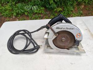 lot 625 image: Vintage Black & Decker Sawcat 8-Inch Builders Saw