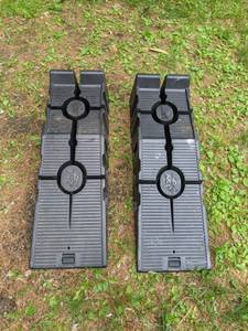lot 588 image: RhinoGear 11909ABMI RhinoRamps Vehicle Ramp
