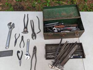 lot 652 image: Vintage Patina Tool Box Filled with Tools