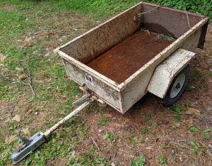 lot 32 image: International Harvester Tow Behind Metal Cart