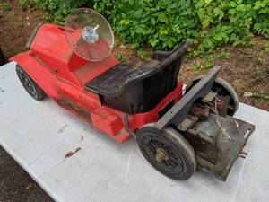 lot 178 image: Beautiful Vintage Childrens Powered Car