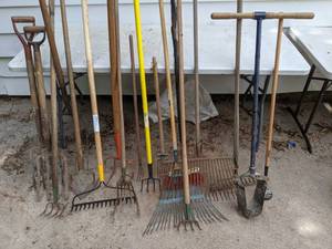 lot 766 image: An Assortment of Rakes and Diggers