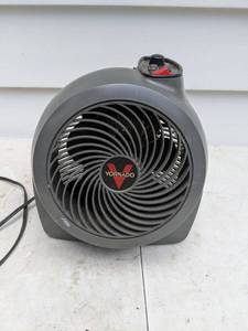 lot 738 image: Vorando Round Table Fan, Black