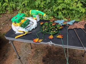 lot 728 image: Collection of Garden Stake Dcor, Miracle Grow All Purpose Plant Food, Sprayer and More