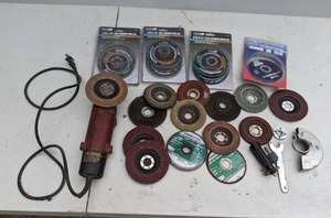 lot 643 image: Tool Shop 4.5 Angle Grinder and Collection of Sanding Disks