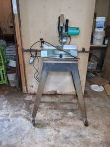 lot 732 image: Vintage Electric Hitachi Compound Saw and Table