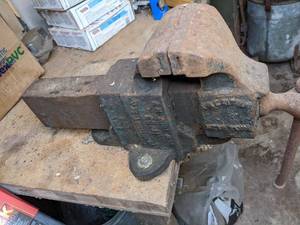 lot 768 image: Antique Cast Iron Vice