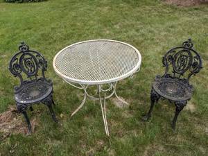 lot 722 image: Outdoor 3-Piece Garden Table and Chairs