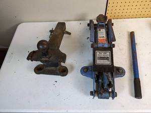lot 133 image: Pro-Lift Hydraulic Floor Jack F-365 and Atwood Trailer Hitch